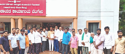 ಹೊರರಾಜ್ಯದ ಅಂಗಡಿಕಾರರನ್ನು ತೆರವುಗೊಳಿಸಬೇಕು ಎಂದು ಒತ್ತಾಯಿಸಿ ಬೆಟಗೇರಿ ಗ್ರಾಪಂ ಪಿಡಿಒ ಎಸ್​.ಆರ್​.ಪತ್ತಾರಗೆ ಸ್ಥಳಿಯ ಅಂಗಡಿಕಾರರು ಮನವಿ ಸಲ್ಲಿಸಿದರು. ಈರಪ್ಪ ದೇಯಣ್ಣವರ, ಈರಣ್ಣ ಬಳಿಗಾರ, ರಾಮಪ್ಪ ಮುಧೋಳ, ರಫೀಕ್​ ಮಿರ್ಜಾನಾಯ್ಕ, ಮಹಾಂತೇಶ ಸಿದ್ನಾಳ ಇತರರಿದ್ದರು.