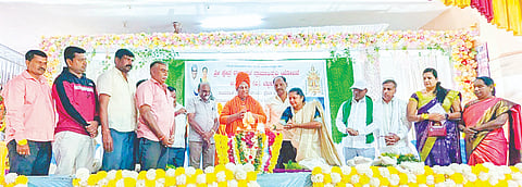 ಬೆಟ್ಟದಪುರದಲ್ಲಿ ಆಯೋಜಿಸಿದ್ದ ಸಾಮೂಹಿಕ ಶ್ರೀ ಸತ್ಯನಾರಾಯಣ ಪೂಜೆಯ ಧಾರ್ಮಿಕ ಸಭಾ ಕಾರ್ಯಕ್ರಮವನ್ನು ಗಣ್ಯರು ಉದ್ಘಾಟಿಸಿದರು. ಶ್ರೀ ಚನ್ನಬಸವ ದೇಶಿಕೇಂದ್ರ ಸ್ವಾಮೀಜಿ, ಲೀಲಾವತಿ, ರಾಜಶೇಖರ್, ಪ್ರೀತಿ, ವಿಜಯ್ ಕುಮಾರ್, ಮಲ್ಲೇಶ್, ಲಕ್ಷ್ಮೀ, ದೇವರಾಜು ಇದ್ದರು.