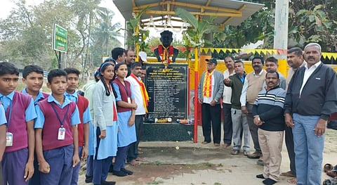 ಬೆಟ್ಟದಪುರದ ಕುವೆಂಪು ವೃತ್ತದಲ್ಲಿ ಕನ್ನಡ ಸಾಹಿತ್ಯ ಪರಿಷತ್ತುವತಿಯಿಂದ ವಿಶ್ವಮಾನವ ರಾಷ್ಟ್ರಕವಿ ಕುವೆಂಪು ಅವರ ಜಯಂತಿಯನ್ನು ಆಚರಣೆ ಮಾಡಲಾಯಿತು. ಮಂಜುನಾಥ್, ಗೊರಲ್ಲಿ ಜಗದೀಶ್, ರಾಜಶೇಖರ್, ನವೀನ್ ಕುಮಾರ್, ಕೆಂಪರಾಜು, ಮಹೇಶ್, ವೆಂಕಟೇಶ್ ಇದ್ದರು.