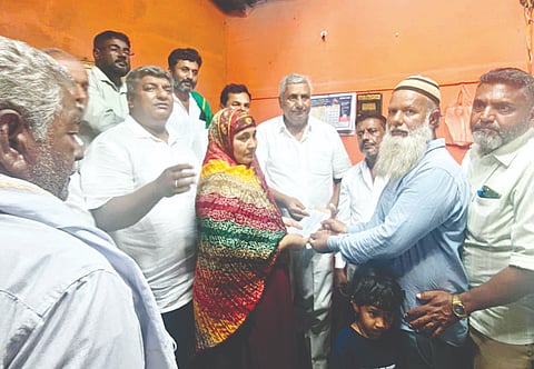 ಗ್ಯಾಸ್ ಸೋರಿಕೆಯಿಂದ ಮೃತಪಟ್ಟ ಇಬ್ಬರು ಹೆಣ್ಣು ಮಕ್ಕಳ ಪಾಲಕರಾದ ಬೆಟ್ಟದಪುರದ ಅಲ್ತಾಫ್ ಪಾಶ -ಸುರೈಯಾ ದಂಪತಿಗೆ ಸಿಎಂ ಪರಿಹಾರದ ನಾಲ್ಕು ಲಕ್ಷ ರೂ. ಚೆಕ್ಕನ್ನು ಸಚಿವ ಕೆ.ವೆಂಕಟೇಶ್ ಹಸ್ತಾಂತರಿಸಿದರು.
