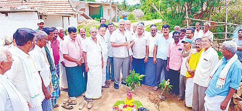 ಬೆಟ್ಟದಪುರ ಸಮೀಪದ ರಾಜನಬಿಳಗೂಲಿ ಗ್ರಾಮದಲ್ಲಿ ರಸ್ತೆ ಅಭಿವೃದ್ಧಿ ಕಾಮಗಾರಿಗೆ ಶಾಸಕ ಕೆ.ವೆಂಕಟೇಶ್ ಭೂಮಿಪೂಜೆ ನೆರವೇರಿಸಿದರು. ನಿತಿನ್ ವೆಂಕಟೇಶ್, ಪ್ರಕಾಶ್, ಡಿ.ಟಿ ಸ್ವಾಮಿ, ರಹಮತ್ ಜಾನ್ ಬಾಬು ಇತರರು ಇದ್ದರು.