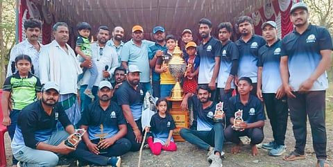 ಭುವನಹಳ್ಳಿ ಗ್ರಾಮದಲ್ಲಿ ಆಯೋಜಿಸಿದ ಬೆಕ್ಕರೆ ಪ್ರೀಮಿಯರ್ ಲೀಗ್ (ಬಿಪಿಎಲ್) ಸೀಸನ್-3 ಚಾಂಪಿಯನ್ ಪಟ್ಟವನ್ನು ಬೆಕ್ಕರೆ ನೈಟ್ ರೈಡರ್ಸ್ ತಂಡ ಪಡೆದುಕೊಂಡಿತ್ತು.