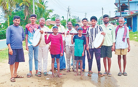 ಚಪ್ಪರದಹಳ್ಳಿಯಲ್ಲಿ ಉತ್ತಮ ಮಳೆಯಾಗಲಿ, ಬೆಳೆ ಸಮೃದ್ಧಿಯಾಗಲಿ ಎಂಬ ಆಶಯದೊಂದಿಗೆ ಕಪ್ಪೆಗಳಿಗೆ ಮದುವೆ ಮಾಡಿಸಿ, ವಿಶೇಷ ಪೂಜೆಯೊಂದಿಗೆ ಮೆರವಣಿಗೆ ಮಾಡಲಾಯಿತು.