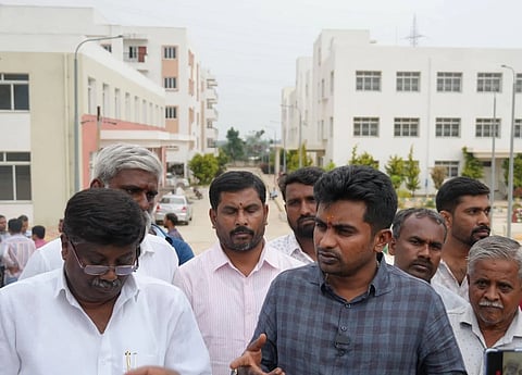 ದೊಡ್ಡಬಳ್ಳಾಪುರದ ಬಾಶೆಟ್ಟಿಹಳ್ಳಿಯಲ್ಲಿನ ಇಎಸ್​ಐ ಆಸ್ಪತ್ರೆಗೆ ಶಾಸಕ ಧೀರಜ್​ ಮುನಿರಾಜು ಭೇಟಿ ನೀಡಿ ಪರಿಶೀಲಿಸಿದರು. ಬಾಶೆಟ್ಟಿಹಳ್ಳಿ ಪಪಂ ಅಧ್ಯಕ್ಷ ಪ್ರೇಮ್​ ಕುಮಾರ್​, ಮುಖ್ಯ ಕಾರ್ಯನಿರ್ವಹಣಾಕಾರಿ ನರಸಿಂಹಮೂರ್ತಿ, ಸ್ಥಳಿಯ ಮುಖಂಡರು, ಇಎಸ್​ಐ ಅಧಿಕಾರಿಗಳು ಇತರರು ಇದ್ದರು. 
