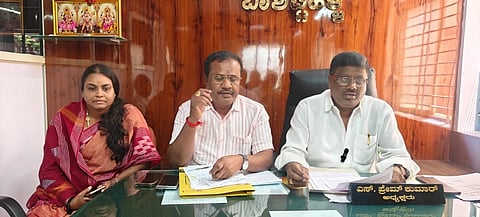 ದೊಡ್ಡಬಳ್ಳಾಪುರದ ಬಾಶೆಟ್ಟಿಹಳ್ಳಿ ಪಪಂನಲ್ಲಿ ಆಯೋಜಿಸಿದ್ದ ಸುದ್ದಿಗೋಷ್ಠಿಯಲ್ಲಿ ಅಧ್ಯಕ್ಷ ಪ್ರೇಮ್​ ಕುಮಾರ್​ ಮಾತನಾಡಿದರು. ಉಪಾಧ್ಯಕ್ಷೆ ಶ್ವೇತಾ ಮುರಳೀಧರ್​, ಸ್ಥಾಯಿ ಸಮಿತಿ ಅಧ್ಯಕ್ಷ ನಾರಾಯಣಸ್ವಾಮಿ, ಸದಸ್ಯರಾದ ಕೃಷ್ಣಪ್ಪ, ಮುನಿಶಂಕರ್​, ರಾಧಾಮಣಿ, ಅಂಬುಜಾಕ್ಷಿ, ನೇತ್ರಾ ಮಧುಕುಮಾರ್​, ಬಿ.ಆನಂದ್​ ಕುಮಾರ್​, ರಾಮಮೂರ್ತಿ ಇತರರು ಇದ್ದರು.