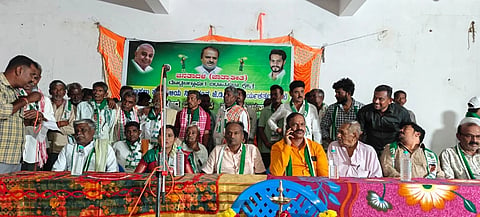 ದೊಡ್ಡಬಳ್ಳಾಪುರದ ಸಾಸಲು ಹೋಬಳಿಯ ಹೊಸಹಳ್ಳಿಯಲ್ಲಿ ಜೆಡಿಎಸ್​ ಬೆಳ್ಳಿಹಬ್ಬದ ಅಂಗವಾಗಿ ಪೂರ್ವಭಾವಿಯಾಗಿ ಹಮ್ಮಿಕೊಂಡಿದ್ದ ಕಾರ್ಯಕರ್ತರ ಸಭೆಯಲ್ಲಿ ಜೆಡಿಎಸ್​ ರಾಜ್ಯ ಪ್ರಧಾನ ಕಾರ್ಯದರ್ಶಿ ಟಿ.ಆನಂದ್​, ಮುಖಂಡರಾದ ಪುಟ್ಟರಾಜು, ಸದಾಶಿವಯ್ಯ, ಮುನಿರಾಜು, ಕೆಂಪರಾಜು, ರಾಜಕುಮಾರ್​, ಮಂಜುಳಾ, ಅಶೋಕ್​, ರಮೇಶ್​, ನರಸಿಂಹಗೌಡ, ಚೌಡಪ್ಪ, ರಾಮಕೃಷ್ಣಪ್ಪ, ನಾಗರಾಜು, ನರಸಿಂಹಮೂರ್ತಿ ಇತರರು ಇದ್ದರು.