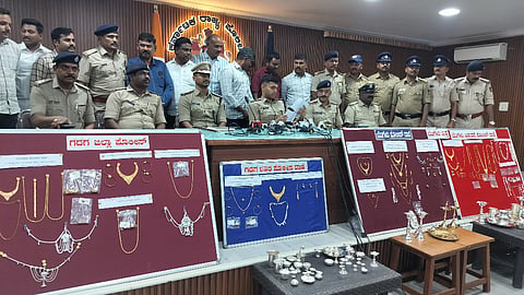 ಜಿಲ್ಲೆಯಲ್ಲಿ 14 ಕಳ್ಳತನ ಪ್ರಕರಣ ಭೇದಿಸಿ ಚಿನ್ನಾಭರಣ ವಶಪಡಿಸಿಕೊಂಡಿರುವ ಕುರಿತು ಜಿಲ್ಲಾ ಎಸ್ಪಿ ರೋಹನ್​ ಜಗದೀಶ ಸುದ್ದಿಗೋಷ್ಠಿ ನಡೆಸಿದರು. ಪೊಲೀಸ್​ ಅಧಿಕಾರಿಗಳಾದ ಮುರ್ತುಜಾ ಖಾದ್ರಿ, ಧೀರಜ ಶಿಂದೆ, ಮಾರುತಿ ಜೋಗದಂಡಕರ, ಲಕ್ಷ$್ಮಣ ಆರಿ, ಆರ್​. ಎಚ್​. ಜೂಲಕಟ್ಟಿ, ಸಿಬ್ಬಂದಿಗಳು ಇತರರು ಇದ್ದರು.