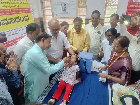 ಗದಗ ಆಸ್ಪತ್ರೆಯಲ್ಲಿ ಏರ್ಪಡಿಸಿದ್ದ ಪೋಲಿಯೊ ಲಸಿಕೆ ಕಾರ್ಯಕ್ರಮದಲ್ಲಿ ಮಗುವಿಗೆ ಶಾಸಕ ಎಸ್​.ವಿ. ಸಂಕನೂರು ಪೋಲಿಸಯೋ ಲಸಿಕೆ ಹಾಕಿದರು. ಎಸ್​. ಎಸ್​. ನೀಲಗುಂದ, ಡಾ. ಬಿ. ಸಿ. ಕರೆಗೌಡ್ರ, ಡಾ. ಶಿವಕುಮಾರ ಮಾನಕರ, ವೈದ್ಯಾಧಿಕಾರಿಗಳು, ಆರೋಗ್ಯ ಇಲಾಖೆಯ ಸಿಬ್ಬಂದಿ ಹಾಗೂ ಸಾರ್ವಜನಿಕರು ಇದ್ದರು.