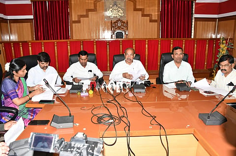  ಎಸ್​ಐಆರ್​ ಪ್ರಗತಿ ಕುರಿತು ಜಿಲ್ಲಾಧಿಕಾರಿ ಸಿ.ಎನ್​. ಶ್ರೀಧರ ಸುದ್ದಿಗೋಷ್ಟಿ ನಡೆಸಿದರು.  ಡಾ.ದುರಗೇಶ್​ ಕೆ.ಆರ್​, ಗಂಗಪ್ಪ ಎಂ, ಬಸನಗೌಡ ಕೋಟೂರ, ನಂದಾ ಹಣಬರಟ್ಟಿ, ಎಸ್​.ಡಿ. ಪಾಟೀಲ, ಸಂತೋಷ ಹಿರೇಮಠ ಇತರರು ಇದ್ದರು.