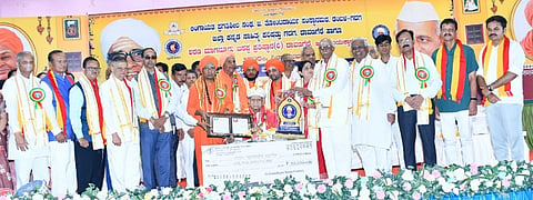 ಗದಗ ತೊಂಟದಾರ್ಯ ಮಠದಲ್ಲಿ ಜರುಗಿದ ಶಿವಾನುಭವ ಕಾರ್ಯಕ್ರಮದಲ್ಲಿ ರಾಜ್ಯಮಟ್ಟದ ಆರೂಢ ದಾಸೋಹಿ ಶರಣ ಮಾಗನೂರು ಬಸಪ್ಪನವರ ಪ್ರಶಸ್ತಿಯನ್ನು ಮಾಜಿ ಸಚಿವ ಎಸ್​. ಎಸ್​. ಪಾಟೀಲ ಅವರಿಗೆ ಪ್ರದಾನ ಮಾಡಲಾಯಿತು. ತೋಂಟದ ಸಿದ್ಧರಾಮ ಶ್ರೀಗಳು, ಮುದುಕೇಶ್ವರ ಶಿವಾಚಾರ್ಯ ಸ್ವಾಮಿಗಳು, ಅಭಿನವ ಮುದುಕೇಶ್ವರ ಶಿವಾಚಾರ್ಯ ಸ್ವಾಮಿಗಳು, ವಿರುಪಾಪುರ ಸಿದ್ಧರಾಮಸ್ವಾಮಿಗಳು, ಮಂಜುನಾಥಗೌಡ ಹಾವೇರಿ, ಎಂ. ಎಸ್​. ಸುನಂದಾದೇವಿ, ಎಚ್​. ವಿ. ವಾಮದೇವಪ್ಪ, ಅನ್ನರ್ಪೂಣ ಎಚ್​. ಎಂ, ಲೀಲಾವತಿ ಟಿ. ಜಿ., ಉಮೇಶ ಪುರದ ಇತರರು ಇದ್ದರು.