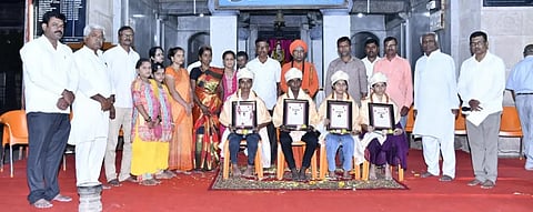 ಎಸೆಸೆಲ್ಸಿಯಲ್ಲಿ ಜಿಲ್ಲೆಗೆ ಪ್ರಥಮ, ದ್ವೀತಿಯ ಹಾಗೂ ತೃತೀಯ ಸ್ಥಾನ ಪಡೆದ ವಿದ್ತಾಥಿರ್ಗಳನ್ನು ಶಿವಾನುಭ ಕಾರ್ಯಕ್ರಮದಲ್ಲಿ ಸನ್ಮಾನಿಸಲಾಯಿತು.   ತೋಂಟ ಸಿದ್ಧರಾಮ ಶ್ರೀಗಳು, ಕರಿಯಪ್ಪ ಕೊಡವಳ್ಳಿ, ಉಮೇಶ ಪುರದ, ರಮೇಶ ಕಲ್ಲನಗೌಡರ, ಪ್ರಭು ಗಂಜಿಹಾಳ, ಸುರೇಖಾ ಪಿಳ್ಳಿ, ಪ್ರತಿಭಾ ಬಡ್ನಿ, ವೀರಣ್ಣ ಗೋಟಡಕಿ, ಕೆ.ಎಸ್​. ಕೋರಿಮಠ ಸೋಮಶೇಖರ ಪುರಾಣಿಕಮಠ, ಆದೇಶ ಎಸ್​. ಅಂಗಡಿ ಇತರರು ಇದ್ದರು.   