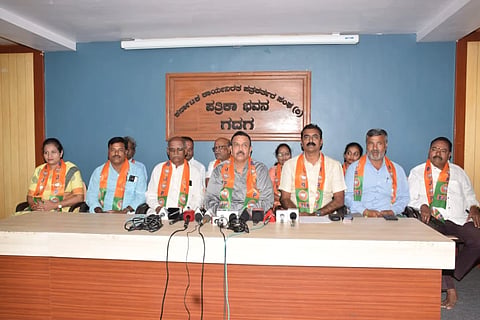 ಸರ್ಕಾರದ ವೈಲ್ಯವನ್ನು ಖಂಡಿಸಿ ಶಾಸಕ ಸಿ.ಸಿ. ಪಾಟೀಲ ಸುದ್ದಿಗೋಷ್ಠಿ ನಡೆಸಿದರು. ರಾಜು ಕುರುಡಗಿ, ಲಿಂಗರಾಜಗೌಡ ಪಾಟೀಲ, ಎಂ.ಎಸ್​ . ಕರಿಗೌಡ್ರ, ಸಿದ್ದಪ್ಪ ಪಲ್ಲೇದ, ವಿಜಯಲಕ್ಷಿ$್ಮ ಮಾನ್ವಿ, ರಾವೇಂದ್ರ ಯಳವತ್ತಿ,  ಉಷಾ ದಾಸರ ಇತರರು ಇದ್ದರು.