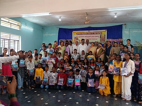 ಗದಗ ನಗರದ ಛತ್ರಪತಿ ಶಿವಾಜಿ ಭವನದಲ್ಲಿ ಮರಾಠಾ ಸಮಾಜದ ವಿದ್ಯಾಥಿರ್ಗಳಿಗೆ ಪ್ರತಿಭಾ ಪುರಸ್ಕಾರ ಹಾಗೂ ನೋಟಬುಕ್​ ವಿತರಣಾ ಕಾರ್ಯಕ್ರಮ ಜರುಗಿತು. ಎಸ್​. ಆರ್​. ೂರ್ಪಡೆ, ಅಶ್ವಿನಿ ಜಗತಾಪ, ಮುದ್ದು ತುಕ್ಕಪ್ಪನವರ, ಹನಮಂತಪ್ಪ ಹೆಬ್ಬಳ್ಳಿ, ಮೋಹನರಾವ್​ ಗ್ವಾರಿ, ದೀಪಾ ಮಾಡಿಕರ, ಬಸವರಾಜ ಹುಬ್ಬಳ್ಳಿ, ಸುರೇಶ  ಬೇಂದ್ರೆ, ನರಸಪ್ಪ ತುಕ್ಕಪ್ಪನವರ,  ಮಾರುತಿ ಅರಳಿಕಟ್ಟಿ, ಮಂಜು ಮಾನೆ ಹಲವರು ಇದ್ದರು.