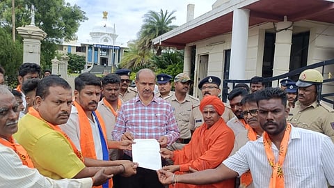 ಗದಗ ವಿರೇಶ್ವರ ಪುಣ್ಯಾಶ್ರದಲ್ಲಿ ನಡೆದಿರುವ ಅಧಿಕಾರ ರ್ದುಬಳಕೆ ಕುರಿತು ತನಿಖೆ ನಡೆಸುವಂತೆ ಹಿಂದೂ ಪರ ಸಂಟನೆಗಳು ಸೋಮವಾರ ಜಿಲ್ಲಾಧಿಕಾರಿಗಳಿಗೆ ಮನವಿ ಸಲ್ಲಿಸಿದವು. ರಾಜೂ ಖಾನಪ್ಪನ್ನವರ, ಮಹೇಶ ರೋಖಡೆ,  ಅರುಣ್​ ಬಾವಿ, ಶಿವಯೋಗಿ ಹಿರೇಮಠ, ಮಹಾಬಲೇಶ್ವರ ಶೆಟ್ಟರ್​, ಪಿ. ಎಸ್​. ಕಾಳೆ, ಸತೀಶ್​ ಕುಂಬಾರ, ಅಶೋಕ ಬಜಂತ್ರಿ, ವೆಂಕಟೇಶ್​ ದೊಡ್ಡಮನಿ, ಕುಮಾರ ನಡಗೇರಿ, ಕುಮಾರ ಮಿಟ್ಟಿಮಠ, ಈರಪ್ಪ ಹೆಬಸೂರು, ಈರಣ್ಣ ಪೂಜಾರ, ಭರತ ಲದ್ದಿ, ಸಿದ್ದಪ್ಪ ಯಳವತ್ತಿ, ಪ್ರವಿಣ ಕರಿಬಷ್ಟಿ, ಬಸನಗೌಡ ಪೊಲೀಸ ಪಾಟೀಲ, ಹುಲುಗಪ್ಪ ವಾಲ್ಮೀಕಿ ಹಲವರು ಇದ್ದರು.