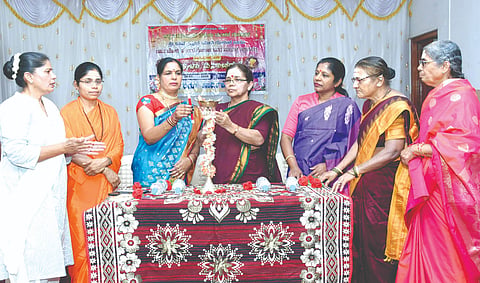 ಗೋಕಾಕದ ಬಸವ ಮಂದಿರದಲ್ಲಿ ಹಮ್ಮಿಕೊಂಡಿದ್ದ ಅಂತಾರಾಷ್ಟ್ರೀಯ ಮಹಿಳಾ ದಿನ ಕಾರ್ಯಕ್ರಮಕ್ಕೆ ಡಾ.ಗುರುದೇವಿ ಹುಲೆಪ್ಪನವರಮಠ ಚಾಲನೆ ನೀಡಿದರು. ಡಾ.ವಿಜಯಲಕ್ಷಿ$್ಮ ಎಸ್​.ಹೊಸಮಠ, ಚಿತ್ರದುರ್ಗದ ಮಾತಾಜಿ ಇತರರಿದ್ದರು.