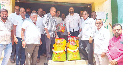 ಹುಕ್ಕೇರಿ ಕೃಷಿ ಇಲಾಖೆ ಆವರಣದಲ್ಲಿ ಮುಂಗಾರು ಹಂಗಾಮಿನ ಸೋಯಾಬೀನ್ ಬೀಜಗಳನ್ನು ಶಾಸಕ ನಿಖಿಲ ಕತ್ತಿ ರೈತರಿಗೆ ವಿತರಿಸಿದರು. ಸತ್ಯಪ್ಪ ನಾಯಿಕ, ರಾಚಯ್ಯ ಹಿರೇಮಠ, ಗುರುರಾಜ ಕುಲಕರ್ಣಿ, ಎ.ಕೆ.ಪಾಟೀಲ, ಆರ್.ಬಿ.ನಾಯ್ಕರ ಇತರರಿದ್ದರು.
