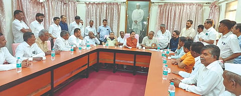 ಹುಕ್ಕೇರಿ ಗ್ರಾಮೀಣ ವಿದ್ಯುತ್ ಸಹಕಾರ ಸಂಘದಲ್ಲಿ ಕೇಂದ್ರ ಸಚಿವ ಪ್ರಲ್ಹಾದ್ ಜೋಶಿ ಮಾತನಾಡಿದರು. ಸಂಸದ ಜಗದೀಶ ಶೆಟ್ಟರ, ಶಾಸಕ ನಿಖಿಲ ಕತ್ತಿ, ಮಾಜಿ ಸಂಸದ ರಮೇಶ ಕತ್ತಿ, ಮಾಜಿ ಸಚಿವ ಎ.ಬಿ.ಪಾಟೀಲ, ಮಹಾವೀರ ನಿಲಜಗಿ ಇತರರಿದ್ದರು.
