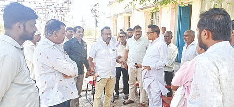 ಹುಲಸೂರು ತಾಲೂಕಿನ  ಗಡಿಗೌಂಡಗಾವ ಗ್ರಾಮದಲ್ಲಿ ಸಮರ್ಪಕ ವಿದ್ಯುತ್​ ಪೂರೈಸಬೇಕೆಂದು ಆಗ್ರಹಿಸಿ ಶುಕ್ರವಾರ ಜೆಸ್ಕಾಂ ಕಚೇರಿಗೆ ರೈತರು ಮುತ್ತಿಗೆ ಹಾಕಿದರು.ಪಿಡಿಒ ಬಸವರಾಜ ಬಾಲಕುಂದೆ, ರೈತ ಪ್ರಮುಖರಾದ ಶಬ್ಬೀರ್​ ಪಾಷಾ ಮುಜಾವರ್​, ದತ್ತು ರಾೂ, ಸತೀಶ ಹಿರೇಮ