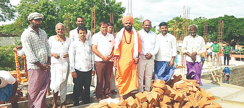 ತಳಕಲ್ ಗ್ರಾಮದ ಮುಂಡರಗಿ ಅನ್ನದಾನೀಶ್ವರ ಶಾಖಾಮಠದ ಗೋಪುರ ಕಟ್ಟಡದ ಕಾಮಗಾರಿಯನ್ನು ಡಾ.ಮಹಾದೇವ ಸ್ವಾಮೀಜಿ ಪರಿಶೀಲಿಸಿದರು. ಮಠದ ಆಡಳಿತಾಧಿಕಾರಿ ಸಂಗಮೇಶ ಕಲ್ಮಠ, ಗ್ರಾಪಂ ಮಾಜಿ ಸದಸ್ಯರಾದ ವೀರೇಶ ಬಿಸನಳ್ಳಿ, ನೀಲನಗೌಡ ಮಾಲೀಪಾಟೀಲ ಇದ್ದರು.