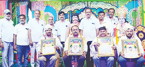 ಕೆ.ಎಂ.ದೊಡ್ಡಿಯಲ್ಲಿ ಸಿ.ಎ.ಕೆರೆ ಹೋಬಳಿ ರಂಗಭೂಮಿ ಕಲಾವಿದರ ಸಂಘದಿಂದ ಆಯೋಜಿಸಿದ್ದ ನಾಟಕೋತ್ಸವ ಕಾರ್ಯಕ್ರಮದಲ್ಲಿ ಶಾಸಕ ಕದಲೂರು ಉದಯ್,  ಸಂದರ್ಶ, ಹರೀಶ್ ಬಾಬು,  ಎ.ಎಸ್. ರಾಜೀವ್ ಅವರನ್ನು ಸಂಘದಿಂದ ಗೌರವಿಸಲಾಯಿತು. ತೊರೆಚಾಕನಹಳ್ಳಿ ಶಂಕರೇಗೌಡ,  ಪುಟ್ಟರಾಮು, ಕಳ್ಳಿಮೆಳ್ಳೆದೊಡ್ಡಿ ಸಿದ್ದರಾಜು, ಪ್ರಸನ್ನ, ಡಿ.ಎ.ಕೆರೆ ಮಹೇಶ್ ಇತರರು ಇದ್ದರು. 