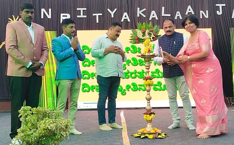 ಕುಶಾಲನಗರ ಸಮೀಪದ ಗುಡ್ಡೆಹೊಸೂರು ವ್ಯಾಪ್ತಿಯ ಬೊಳ್ಳೂರಿನ ಐಶ್ವರ್ಯ ಪಬ್ಲಿಕ್ ಸ್ಕೂಲ್ ಮತ್ತು ಪದವಿ ಪೂರ್ವ ಕಾಲೇಜಿನಲ್ಲಿ ಆಯೋಜಿಸಿದ್ದ ನೃತ್ಯ ಕಲಾಂಜಲಿ ಮತ್ತು ಕಾಲೇಜು ವಾರ್ಷಿಕೋತ್ಸವ ಸಮಾರಂಭವನ್ನು ಎನ್.ಕೆ.ಜ್ಯೋತಿ ಉದ್ಘಾಟಿಸಿದರು. ಪುಲಿಯಂಡ ಸುಬ್ಬಯ್ಯ, ಜಯಂತಿ ಸುಬ್ಬಯ್ಯ, ಕಾವೇರಮ್ಮ ಪುಲಿಯಂಡರಾಮು, ಮದನ್ ಇತರರು ಇದ್ದರು.