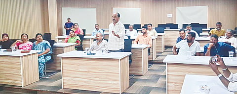 ಕುಶಾಲನಗರ ಪುರಸಭೆಯ 2026 - 27ನೇ ಸಾಲಿನ ಬಜೆಟ್ ಮಂಡನೆಯ ಪೂರ್ವಭಾವಿ ಸಭೆಯಲ್ಲಿ ಕುಡಾ ಮಾಜಿ ಅಧ್ಯಕ್ಷ ಎಂ.ಎಂ. ಚರಣ್, ಮಾಜಿ ಸದಸ್ಯರು ಮತ್ತಿತರರು ಹಾಜರಿದ್ದರು.