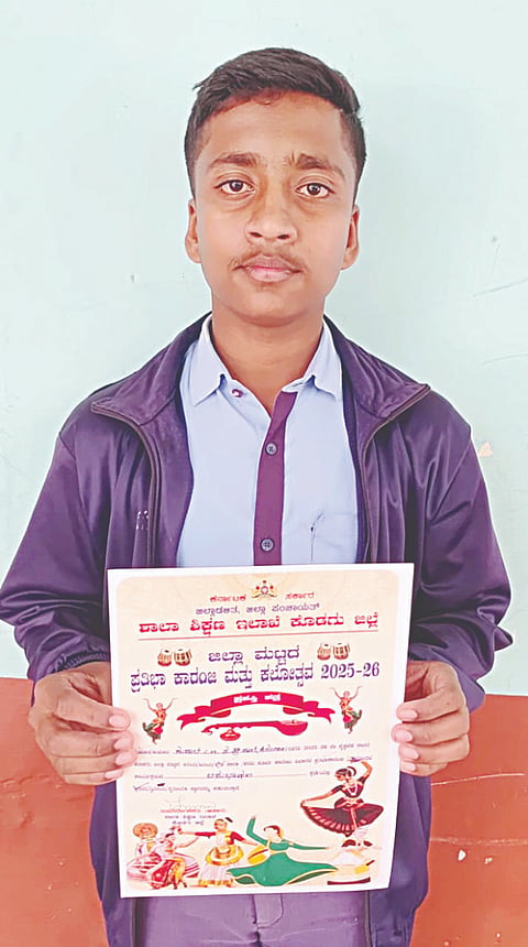 ಆಶು ಭಾಷಣ ಸ್ಪರ್ಧೆಯಲ್ಲಿ ಪ್ರಥಮ ಸ್ಥಾನಗಳಿಸಿ ರಾಜ್ಯಮಟ್ಟಕ್ಕೆ ಆಯ್ಕೆಯಾದ ವಿದ್ಯಾರ್ಥಿ ಸಿ.ಎಂ. ಕುಶಾಲ್. 