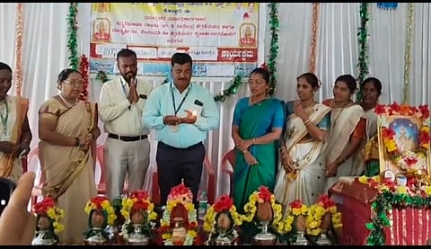 ಕೊಟ್ಟೂರಿನಲ್ಲಿ ಸಿಂಧೂರ ಜ್ಞಾನವಿಕಾಸ ಕೇಂದ್ರದ ವಾರ್ಷಿಕೋತ್ಸವ ಕಾರ್ಯಕ್ರಮವನ್ನು ಧರ್ಮಸ್ಥಳ ಗ್ರಾಮಾಭಿವೃದ್ಧಿ ಯೋಜನೆಯ  ಜಿಲ್ಲಾ ನಿರ್ದೇಶಕ ಸತೀಶ್ ಶೆಟ್ಟಿ ಉದ್ಘಾಟಿಸಿದರು. 