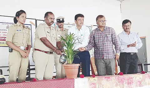 ಕೊಟ್ಟೂರು ಸರ್ಕಾರಿ ಪದವಿಪೂರ್ವ ಕಾಲೇಜಿನಲ್ಲಿ ಆಯೋಜಿಸಿದ್ದ ಮಾದಕ ವಸ್ತುಗಳ ವಿರೋಧಿ ಜಾಗೃತಿ ಅಭಿಯಾನ ಕಾರ್ಯಕ್ರಮಕ್ಕೆ ಸಿಪಿಐ ಡಿ.ದುರುಗಪ್ಪ ಚಾಲನೆ ನೀಡಿದರು.