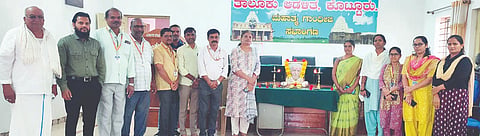 ಕೊಟ್ಟೂರು ತಾಲೂಕು ಕಚೇರಿಯಲ್ಲಿ ವಿಶ್ವಮಾನವ ದಿನ ಆಚರಿಸಲಾಯಿತು. ಗ್ರೇಡ್-2 ತಹಸೀಲ್ದಾರ್ ಎಂ ಪ್ರತಿಭಾ, ಉಪತಹಸೀಲ್ದಾರ್ ಅನ್ನದಾನೇಶ ಬಿ ಪತ್ತಾರ್, ಶಿರಸ್ತೇದಾರ್ ಎಚ್.ಎಂ.ಕೊಟ್ರಮ್ಮ, ಸಿಬ್ಬಂದಿ ಇದ್ದರು.