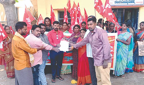 ಗ್ರಾಮೀಣ ಜನರಿಗೆ ನಾನಾ ಸೌಲಭ್ಯ ಕಲ್ಪಿಸಲು ಆಗ್ರಹಿಸಿ ಕೂಡ್ಲಿಗಿ ತಾಲೂಕಿನ ಗಂಡಬೊಮ್ಮನಹಳ್ಳಿ ಗ್ರಾಪಂ ಕಾರ್ಯದರ್ಶಿ ಈಶ್ವರಯ್ಯಗೆ ಸಿಪಿಐದಿಂದ ಮನವಿ ಸಲ್ಲಿಸಲಾಯಿತು. 