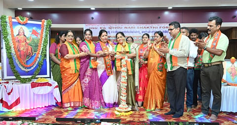 ಕಾರವಾರದಲ್ಲಿ ಬಿಜೆಪಿ ಮಹಿಳಾ ಮೋರ್ಚಾ ಸಭೆ ನಡೆಯಿತು. 