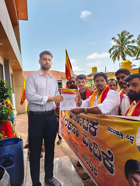 ಚಿತ್ತಾಕುಲಾ ಗ್ರಾಪಂ ಎದುರು ಕರವೇ  ಪ್ರತಿಭಟನೆ ನಡೆಸಿದರು. 