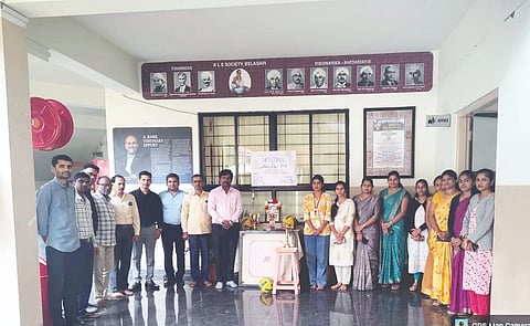 ಖಾನಾಪುರದ ಕೆಎಲ್‌ಇ ವಾಣಿಜ್ಯ ಮಹಾವಿದ್ಯಾಲಯದಲ್ಲಿ ರಾಷ್ಟ್ರೀಯ ಕ್ರೀಡಾ ದಿನಾಚರಣೆ ನಿಮಿತ್ತ ಮೇಜರ್ ಧ್ಯಾನ್‌ಚಂದ್ ಭಾವಚಿತ್ರಕ್ಕೆ ಪೂಜೆ ಸಲ್ಲಿಸಲಾಯಿತು. ಪ್ರಾಚಾರ್ಯ ಪ್ರೊ.ವಿಜಯ ಕಲ್ಮಠ, ಐ.ಎನ್.ಪಾಟೀಲ, ಸುನೀತಾ ಧಾಮನೇಕರ ಇತರರಿದ್ದರು.