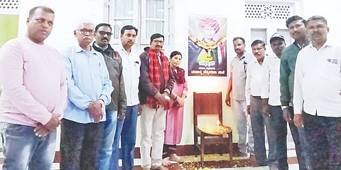 ಮದ್ದೂರು ನಗರದ ಪ್ರವಾಸಿ ಮಂದಿರದಲ್ಲಿ ಶುಕ್ರವಾರ ತಾಲೂಕು ದಲಿತ ಸಾಹಿತ್ಯ ಪರಿಷತ್ ವತಿಯಿಂದ ಶ್ರೀ ಮಹಾತ್ಮ ಜ್ಯೋತಿ ಬಾ ಫುಲೆ ಅವರ ಪುಣ್ಯಸ್ಮರಣೆ ಕಾರ್ಯಕ್ರಮ ಹಮ್ಮಿಕೊಳ್ಳಲಾಗಿತ್ತು. ಹುರಗಲವಾಡಿ ರಾಮಯ್ಯ, ಕೆ.ಟಿ.ಶಿವಕುಮಾರ್, ಮಲವರಾಜ್, ಸರೋಜಾ, ಪಿ.ಶಶಿಕುಮರ್, ಅಶಿಫ್‌ಪಾಷ ಇದ್ದರು.