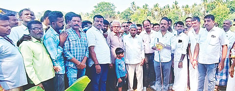 ಮದ್ದೂರು ತಾಲೂಕಿನ ಕದಲೀಪುರ ಗ್ರಾಮದಲ್ಲಿ ನಿರ್ಮಿಸುತ್ತಿರುವ ಚೆಕ್‌ಡ್ಯಾಂ ಮತ್ತು ಸೇತುವೆ ನಿರ್ಮಾಣ ಕಾಮಗಾರಿಗೆ ಬಿಡುಗಡೆಯಾಗಿರುವ 30 ಕೋಟಿ ರೂ. ವೆಚ್ಚದ ಅಭಿವೃದ್ಧಿ ಕಾಮಗಾರಿಗೆ ಶಾಸಕ ಕೆ.ಎಂ.ಉದಯ ಭೂಮಿಪೂಜೆ ನೆರವೇರಿಸಿದರು. ಕದಲೂರು ರಾಮಕೃಷ್ಣ, ಆರ್.ಮೋಹನ್‌ಕುಮಾರ್, ಎಂ.ಡಿ.ಮಹಾಲಿಂಗಯ್ಯ, ತಿಮ್ಮೇಗೌಡ, ನಾಗೇಗೌಡ ಇದ್ದರು.