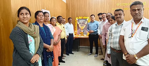 ಮದ್ದೂರು ನಗರದ ತಾಲೂಕು ಕಚೇರಿ ಸಭಾಂಗಣದಲ್ಲಿ ವಿಶ್ವಮಾನವ ಕುವೆಂಪು  ಜಯಂತಿ ಆಚರಿಸಲಾಯಿತು. ಪರುಶುರಾಮ್ ಸತ್ತಿಗೇರಿ, ಲತಾ, ಧನಂಜಯ, ನಾಗರಾಜ್, ವಿಶಾಲಾಕ್ಷಿ, ಸೋಮಶೇಖರ್ ಇದ್ದರು.