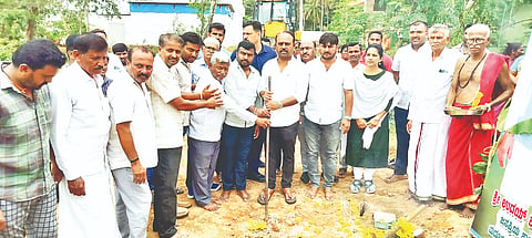 ಮದ್ದೂರು ತಾಲೂಕಿನ ಗೊರವನಹಳ್ಳಿ ಗ್ರಾಮದಲ್ಲಿ ರಸ್ತೆ ಅಭಿವೃದ್ಧಿ ಕಾಮಗಾರಿಗೆ ಶಾಸಕ ಕೆ.ಎಂ.ಉದಯ್ ಚಾಲನೆ ನೀಡಿದರು. ಪಿ.ಸಂದರ್ಶ, ರಾಘವ, ಮಧುಕುಮಾರ್, ಮಮತಾಶಂಕರೇಗೌಡ, ಮಹದೇವಯ್ಯ ಇದ್ದರು.