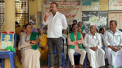 ಗೆಜ್ಜಲಗೆರೆ ಗ್ರಾಮ ಪಂಚಾಯಿತಿ ಕಚೇರಿ ಮುಂಭಾಗ ನಡೆಯುತ್ತಿರುವ ಅನಿರ್ದಿಷ್ಟಾವಧಿ ಧರಣಿ ಸತ್ಯಾಗ್ರಹ ಸ್ಥಳಕ್ಕೆ ಶಾಸಕ ಕೆ.ಎಂ. ಉದಯ್ ಭೇಟಿ ನೀಡಿ ಪ್ರತಿಭಟನಾ ನಿರತರೊಂದಿಗೆ ಮಾತನಾಡಿದರು. ಸುನಂದಾ ಜಯರಾಮು, ವೀರಪ್ಪ, ಗುರುಮೂರ್ತಿ, ಡಾ. ಹೊನ್ನಯ್ಯ ಇದ್ದರು. 