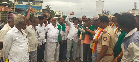 ಕರ್ನಾಟಕ ರಾಜ್ಯ ರೈತ ಸಂಘ ಹಾಗೂ ಕಸ್ತೂರಿ ಕರ್ನಾಟಕ ಜನಪರ ವೇದಿಕೆ ವತಿಯಿಂದ ಮದ್ದೂರು ನಗರದ ಕೊಪ್ಪ ವೃತ್ತದಲ್ಲಿ ಪ್ರತಿಭಟನೆ ನಡೆಯಿತು. ಪ್ರಭುಲಿಂಗು, ಕೀಳಘಟ್ಟ ನಂಜುಂಡಯ್ಯ, ವಿ.ಸಿ.ಉಮಾಶಂಕರ್, ಸೊ.ಶಿ.ಪ್ರಕಾಶ್, ಕೆ.ಜಿ.ಉಮೇಶ, ವೆಂಕಟೇಶ್ ಇದ್ದರು.