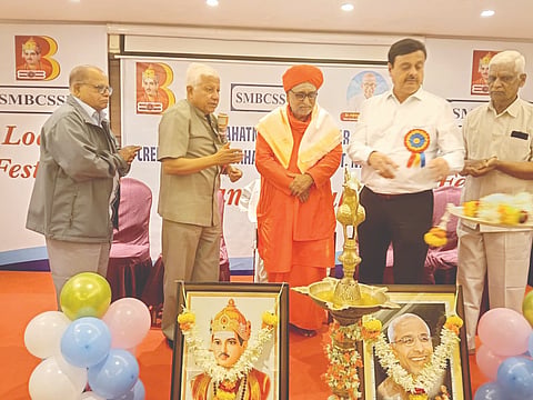 ನಿಪ್ಪಾಣಿಯ ಶ್ರೀ ಮಹಾತ್ಮಾ ಬಸವೇಶ್ವರ ಕ್ರೆಡಿಟ್ ಸೌಹಾರ್ದ ಸಹಕಾರ ಸಂಘದಿಂದ ಬೆಳಗಾವಿಯಲ್ಲಿ ಹಮ್ಮಿಕೊಂಡಿದ್ದ ಸಾಲಮೇಳವನ್ನು ಗುರುಸಿದ್ಧ ಸ್ವಾಮೀಜಿ, ಡಾ.ಸಿ.ಬಿ.ಕುರಬೆಟ್ಟಿ, ಕಿಶೋರ ಬಾಳಿ, ಶ್ರೀಕಾಮನ ಪರಮಣೆ ಉದ್ಘಾಟಿಸಿದರು.