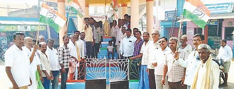 ನರೇಗಲ್ಲ ಸಮೀಪದ ಅಬ್ಬಿಗೇರಿಯ ಗಾಂಧಿ ವೃತ್ತದಲ್ಲಿ ಅಬ್ಬಿಗೇರಿ ಕಾಂಗ್ರೆಸ್ ಕಮಿಟಿ ಆಶ್ರಯದಲ್ಲಿ ಕಾಂಗ್ರೆಸ್ ಪಕ್ಷದ 141ನೇ ಸಂಸ್ಥಾಪನಾ ದಿನ ಆಚರಿಸಲಾಯಿತು. ಅಕ್ಷಯ ಪಾಟೀಲ, ಬುದ್ದಿವಂತಪ್ಪ ಉಪಾಧ್ಯ, ಭೀಮಣ್ಣ ಬಂಡಿಹಾಳ, ಮಲ್ಲೇಶಪ್ಪ ಗದುಗಿನ ಇತರರಿದ್ದರು.