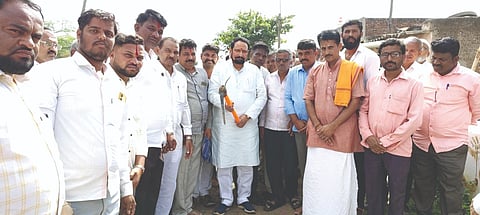 ಸತ್ತಿ ಗ್ರಾಮದಲ್ಲಿ ವಿವಿಧ ಅಭಿವೃದ್ಧಿ ಕಾಮಗಾರಿಗಳಿಗೆ ಶಾಸಕ ಲಕ್ಷ್ಮಣ ಸವದಿ ಚಾಲನೆ ನೀಡಿದರು. ಜಡೆಪ್ಪ ಕುಂಬಾರ, ಪ್ರಕಾಶ ಭೂಷಣ್ಣವರ, ಸಂಜೀವ ಜಮಖಂಡಿ ಇತರರಿದ್ದರು.