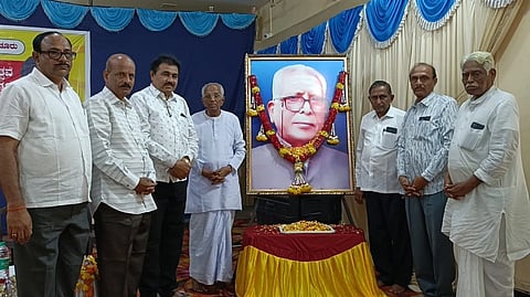  ರಾಯಚೂರಿನ ವೀರಶೈವ ಮಹಾಂತೇಶ ಕಲ್ಯಾಣ ಮಂಟಪದಲ್ಲಿ ಡಾ.ಎಂ.ನಾಗಪ್ಪ ವಕೀಲರು ಪ್ರತಿಷ್ಠಾನದಿಂದ ಆಯೋಜಿಸಿದ್ದ  2ನೇ ವಾರ್ಷಿಕೋತ್ಸವ ಕಾರ್ಯಕ್ರಮ ನಡೆಯಿತು. ಅಖಿಲ ಭಾರತ ಶರಣ  ಸಾಹಿತ್ಯ ಪರಿಷತ್ ಗೌರವ ಸಲಹೆಗಾರ ಡಾ.ಗೊ. ರು ಚನ್ನಬಸಪ್ಪ , ನಿವೃತ್ತ ಪ್ರಾಚಾರ್ಯ ಡಾ.ಚನ್ನಬಸಯ್ಯ ಹಿರೇಮಠ, ಅಂಬಾಪತಿ ಪಾಟೀಲ್ ವಕೀಲ ಪ್ರತಿಷ್ಠಾನದ ಅಧ್ಯಕ್ಷ ಎಂ.ಬಸಪ್ಪ ತಿಪ್ಪಾರೆಡ್ಡಿ,ಮಸ್ಕಿ ನಾಗರಾಜ ವಕೀಲ, ಜಿಲ್ಲಾ ನ್ಯಾಯವಾದಿಗಳ ಸಂಘದ ಅಧ್ಯಕ್ಷ ಮಲ್ಲಿಕಾರ್ಜುನ ವಕೀಲ, ವೀರಭದ್ರಪ್ಪ ವಕೀಲ, ಬಸನಗೌಡ ಜಂಬಲದಿನ್ನಿ, ಚಂದ್ರಶೇಖರ್, ಬಸವರಾಜ ಕಲ್ಲೂರು ವಕೀಲ ಇದ್ದರು.