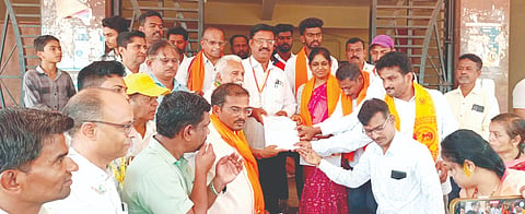 ವಿವಿಧ ಬೇಡಿಕೆ ಈಡೇರಿಸುವಂತೆ ಆಗ್ರಹಿಸಿ ಗೋವು ಭಕ್ತರು ರಾಮದುರ್ಗ ನಗರದಲ್ಲಿ ಗ್ರೇಡ್​&2 ತಹಸೀಲ್ದಾರ್​ ಸಂಜಯ ಖಾತೇದಾರಗೆ ಮನವಿ ಸಲ್ಲಿಸಿದರು. ವಿಜೇಂದ್ರ ಜೋಶಿ, ಪ್ರಕಾಶ ಸುಳಿಭಾವಿ, ರಾಜು ಕೋಪರ್ಡೆ ಇತರರಿದ್ದರು.