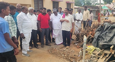ಚಾಮರಾಜನಗರ ನಗರಸಭೆ ವ್ಯಾಪ್ತಿಯ ಬಡಾವಣೆಗಳಿಗೆ   ಶಾಸಕ ಸಿ.ಪುಟ್ಟರಂಗಶೆಟ್ಟಿ ಭೇಟಿ ನೀಡಿ ಕುಡಿಯುವ ನೀರು, ರಸ್ತೆ, ಚರಂಡಿಸಮಸ್ಯೆ ಪರಿಶೀಲಿಸಿದರು. ಮುಖಂಡರಾದ ಮಹದೇವಸ್ವಾಮಿ, ಮಹೇಶ್, ಸ್ವಾಮಿ ರಾಜು ಇತರರು ಹಾಜರಿದ್ದರು.