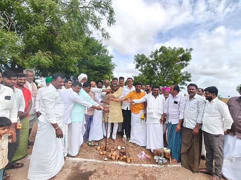 ವೀರಾಪುರ-ಬೋಗಾಪುರ ರಸ್ತೆ ಡಾಂಬರೀಕರಣ ಕಾಮಗಾರಿಗೆ ಶಾಸಕ ಆರ್. ಬಸನಗೌಡ ತುರ್ವಿಹಾಳ ಭೂಮಿಪೂಜೆ ನೆರವೇರಿಸಿದರು. ಎಪಿಎಂಸಿ ಮಾಜಿ ಸದಸ್ಯ ಶಂಕರಗೌಡ ಉಮಲೂಟಿ, ಗ್ರಾಪಂ ಮಾಜಿ ಅಧ್ಯಕ್ಷ ವೆಂಕೋಬ ನಾಯಕ, ಯಮನಪ್ಪ ಇದ್ದರು.