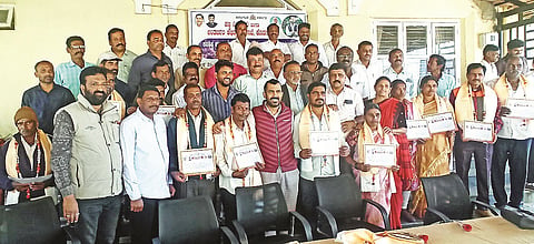 ಸೋಮವಾರಪೇಟೆ ಶಾಸಕರ ಕಚೇರಿ ಎದುರು ನಡೆದ ಕಾರ್ಯಕ್ರಮದಲ್ಲಿ ಸಣ್ಣ ನೀರಾವರಿ ಇಲಾಖೆಯಿಂದ ಪರಿಶಿಷ್ಟ ಜಾತಿ ಮತ್ತು ಪಂಗಡದ ಕೃಷಿಕರಿಗೆ ಕೊಳವೆಬಾವಿ ನಿರ್ಮಾಣಕ್ಕೆ ಆದೇಶ ಪತ್ರಗಳನ್ನು ಶಾಸಕ ಡಾ.ಮಂತರ್ ಗೌಡ ಸೋಮವಾರ ವಿತರಿಸಿದರು. ಕಾಂತರಾಜು, ಸತೀಶ್, ಜನಾರ್ದನ್, ಸುರೇಶ್ ಇದ್ದರು.