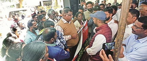 ಸೋಮವಾರಪೇಟೆ ಶಾಸಕರ ಕಚೇರಿ ಎದುರು ಆಗಮಿಸಿದ ಕರ್ನಾಟಕದ ರೈತಸಂಘ ಹಾಗೂ ದಲಿತ, ಆದಿವಾಸಿ, ಕೃಷಿ, ಕಾರ್ಮಿಕ ಸಂಘದ ಸದಸ್ಯರು ವಿವಿಧ ಬೇಡಿಕೆಗಳನ್ನು ಈಡೇರಿಸುಂತೆ ಆಗ್ರಹಿಸಿ ಶಾಸಕ ಡಾ. ಮಂತರ್ ಗೌಡ ಅವರಿಗೆ ಮನವಿ ಸಲ್ಲಿಸಿದರು.