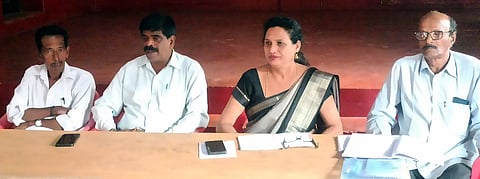 ಸೋಮವಾರಪೇಟೆ ಮಹಿಳಾ ಸಮಾಜದ ಸಭಾಂಗಣದಲ್ಲಿ ಕನ್ನಡ ಸಿರಿ ಸ್ನೇಹ ಬಳಗದ ಸೋಮವಾರಪೇಟೆ ಘಟಕದ ಸಭೆಯಲ್ಲಿ ಸ್ನೇಹ ಬಳಗದ ಸಮಿತಿ ಅಧ್ಯಕ್ಷ ಎಚ್.ಜೆ.ಜವರಪ್ಪ ಮಾತನಾಡಿದರು. ಪ್ರೇಮಾ, ವಿಜಯಾ, ಮಲ್ಲಪ್ಪ ಇದ್ದರು. 
